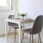 Cozy Apartment With Free Parking & Close To Lake