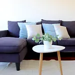 Cozy Apartment With Free Parking & Close To Lake