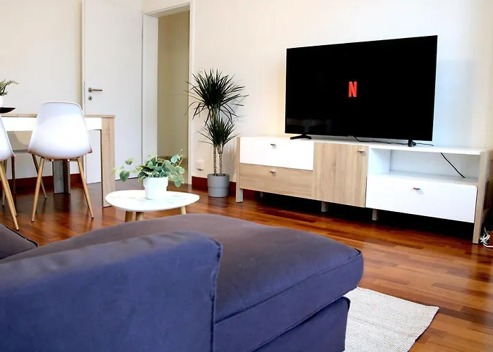 Cozy Apartment With Free Parking & Close To Lake